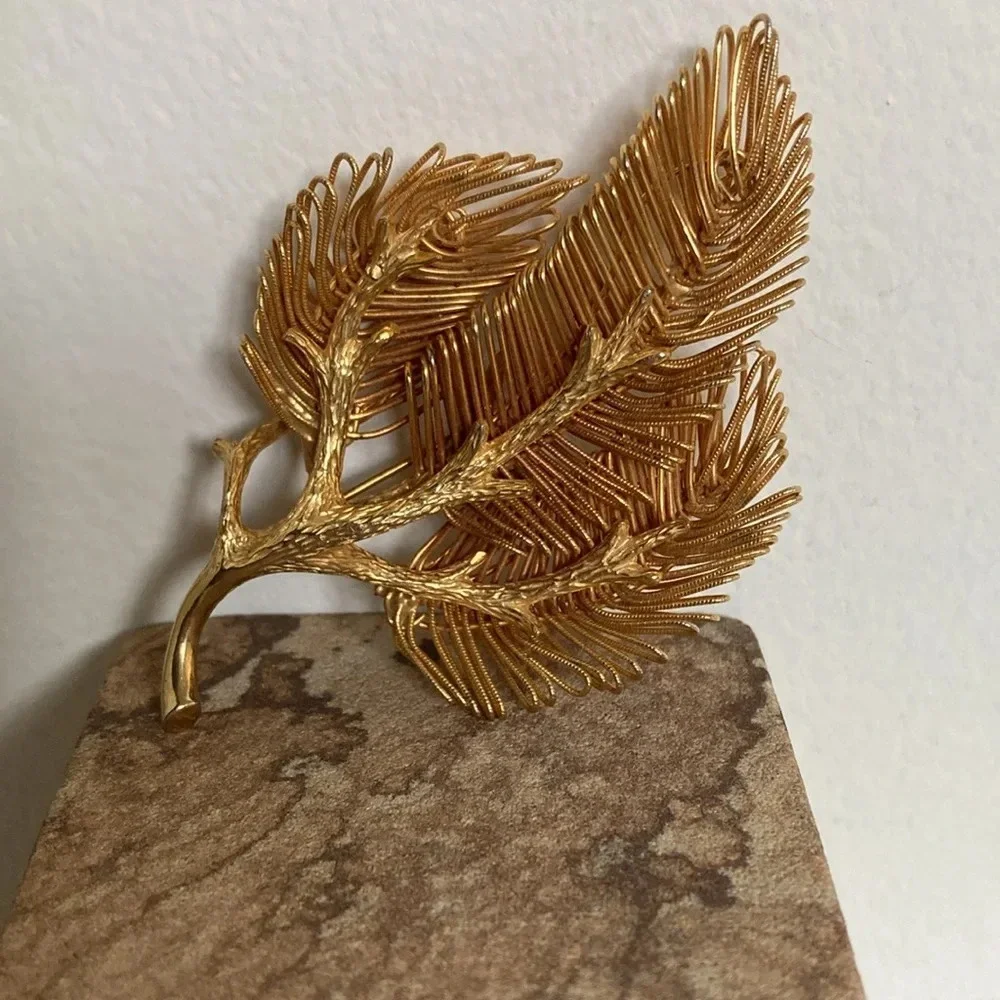Vintage Castlecliff Gold Tone Branch Wire Brooch Pin